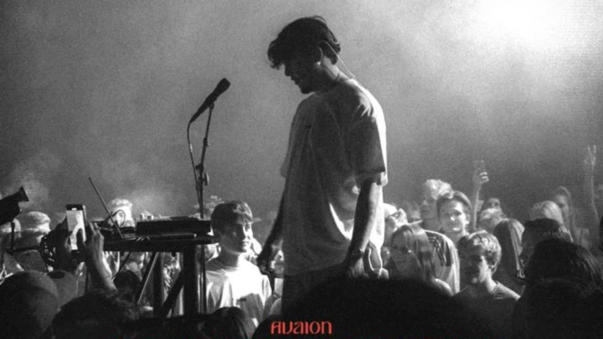 AVAION – TO MAKE PEOPLE HAPPY TOUR